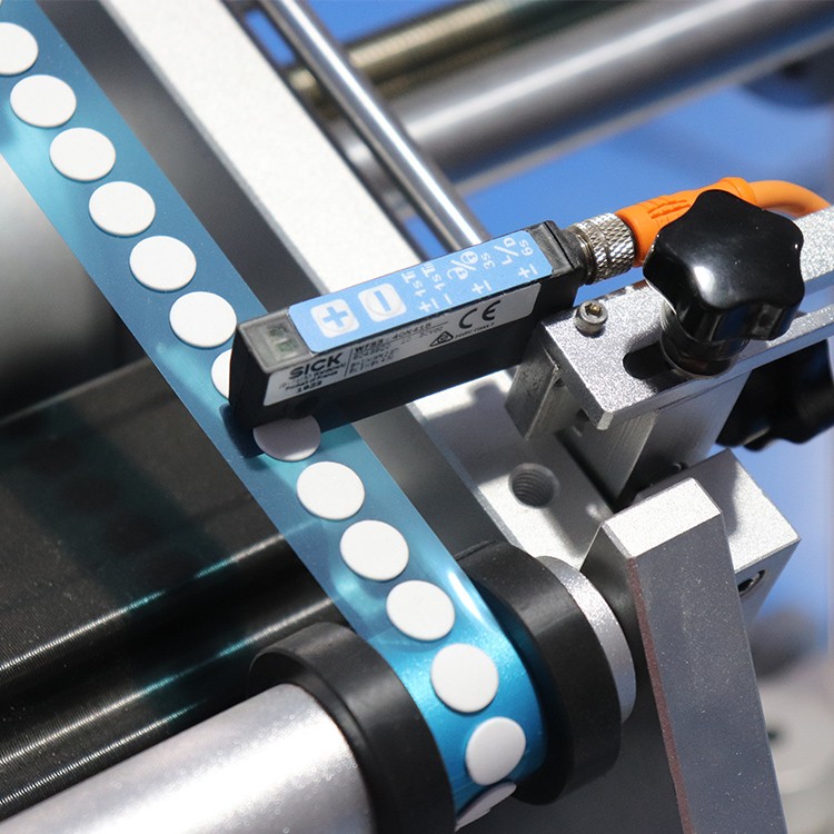 corner label applicator